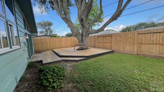 6514 Golf Crest Drive, Galveston, TX 77551