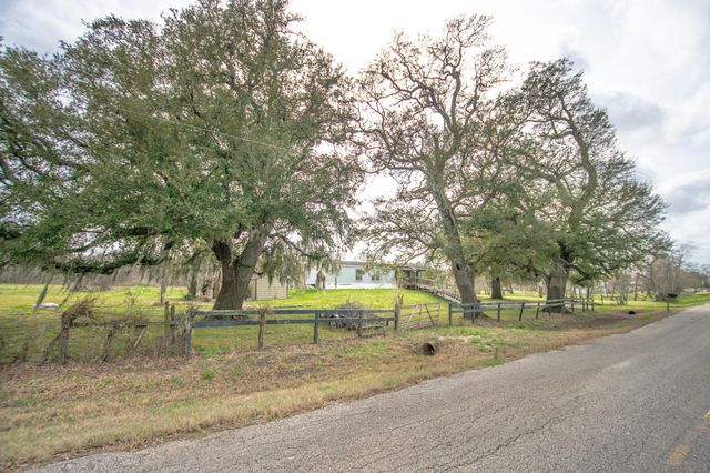 2801 County Road 444, Angleton, TX 77515