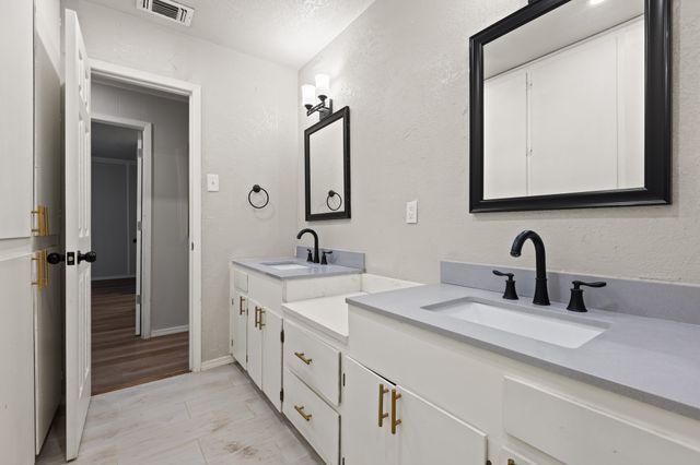 713 W Rosemary Street, Quinlan, TX 75474