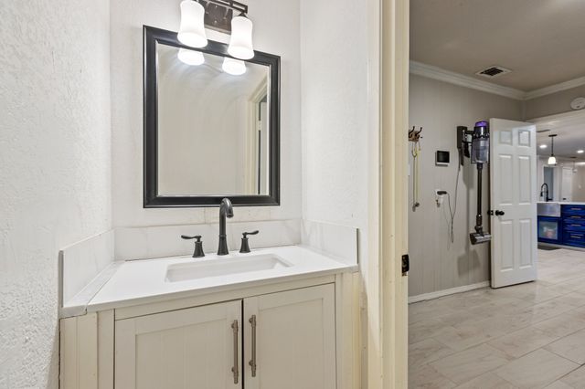 713 W Rosemary Street, Quinlan, TX 75474