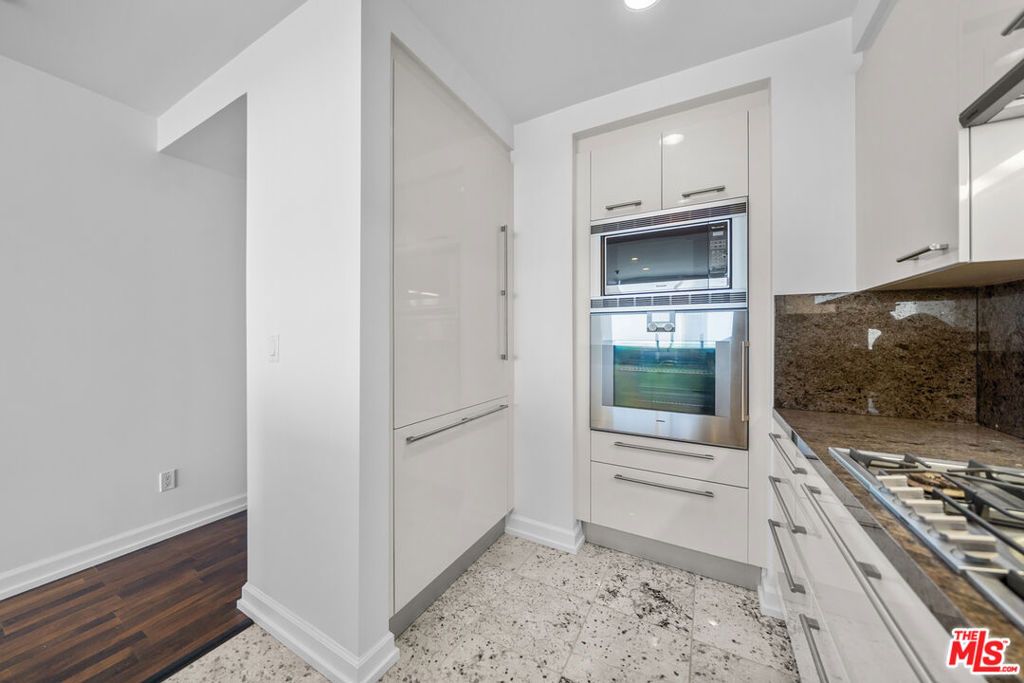 Image 10 of property listing at 900 W OLYMPIC Boulevard 31E, Los Angeles, CA 90015