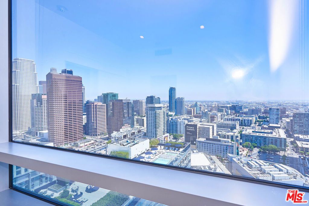 Image 11 of property listing at 900 W OLYMPIC Boulevard 31E, Los Angeles, CA 90015