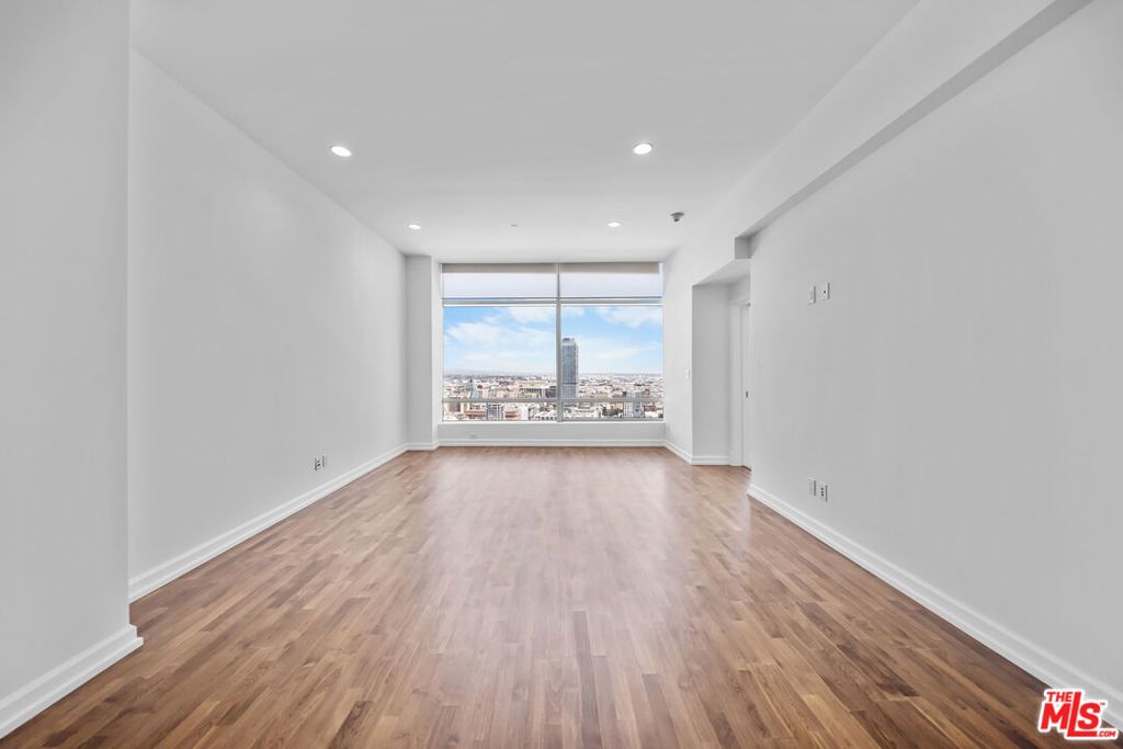 Image 15 of property listing at 900 W OLYMPIC Boulevard 31E, Los Angeles, CA 90015