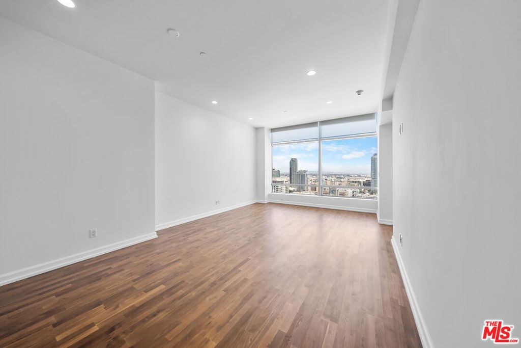 Image 16 of property listing at 900 W OLYMPIC Boulevard 31E, Los Angeles, CA 90015