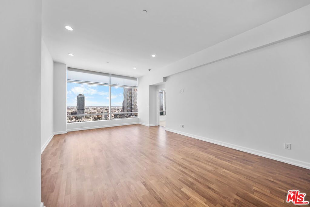 Image 17 of property listing at 900 W OLYMPIC Boulevard 31E, Los Angeles, CA 90015