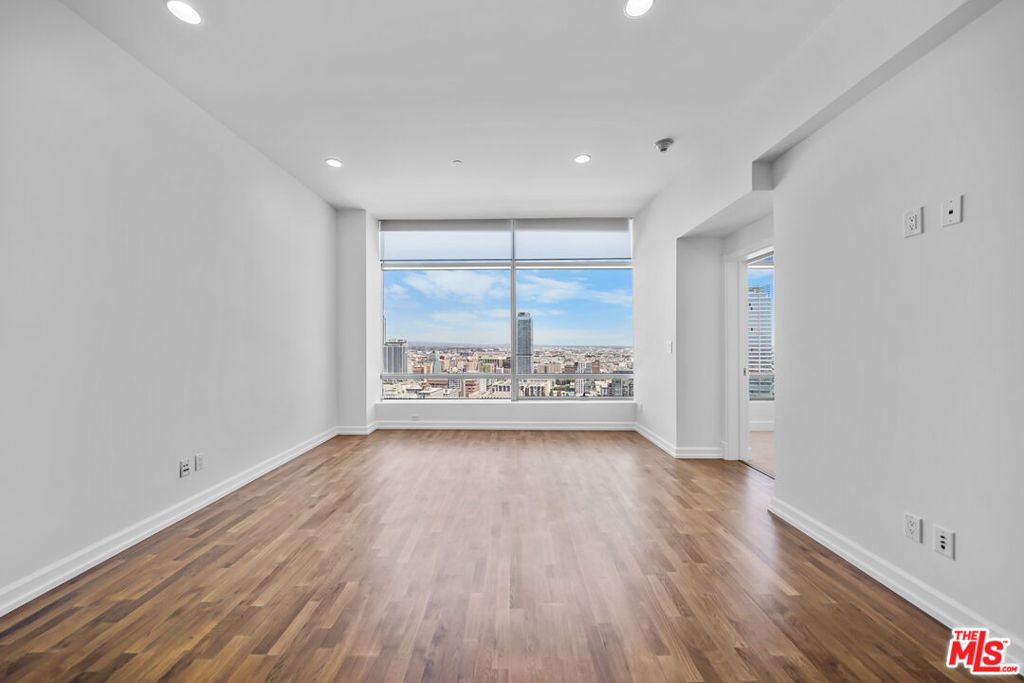 Image 18 of property listing at 900 W OLYMPIC Boulevard 31E, Los Angeles, CA 90015