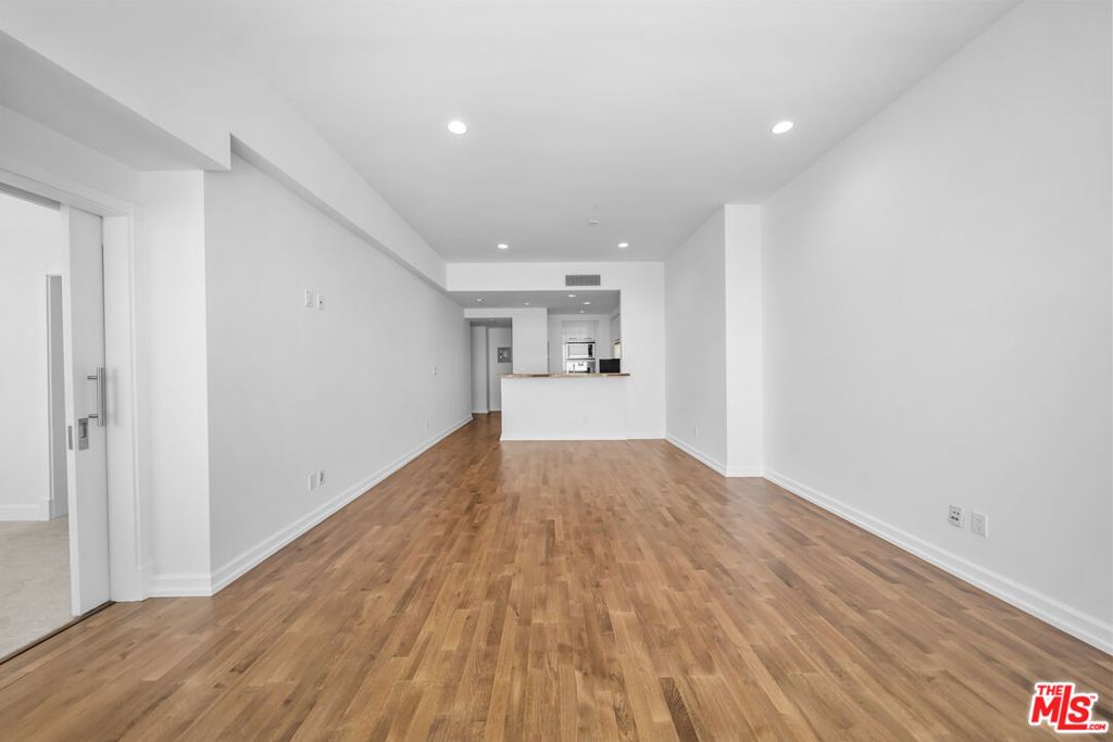 Image 20 of property listing at 900 W OLYMPIC Boulevard 31E, Los Angeles, CA 90015