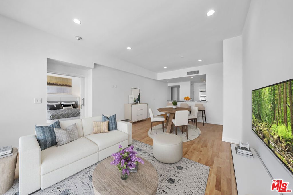 Image 3 of property listing at 900 W OLYMPIC Boulevard 31E, Los Angeles, CA 90015