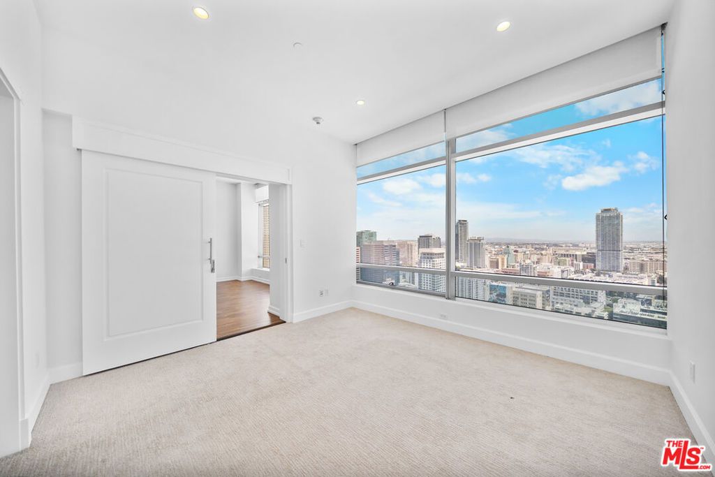 Image 7 of property listing at 900 W OLYMPIC Boulevard 31E, Los Angeles, CA 90015