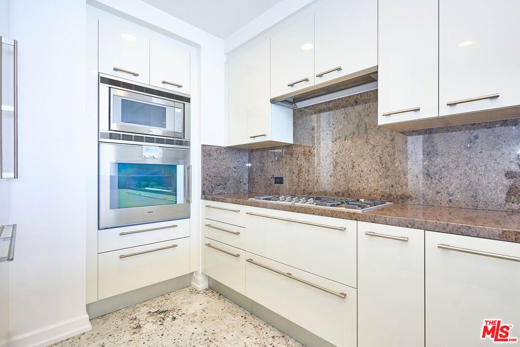 Image 9 of property listing at 900 W OLYMPIC Boulevard 31E, Los Angeles, CA 90015