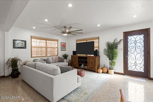624 S Pine Street, New Smyrna Beach, FL 32169
