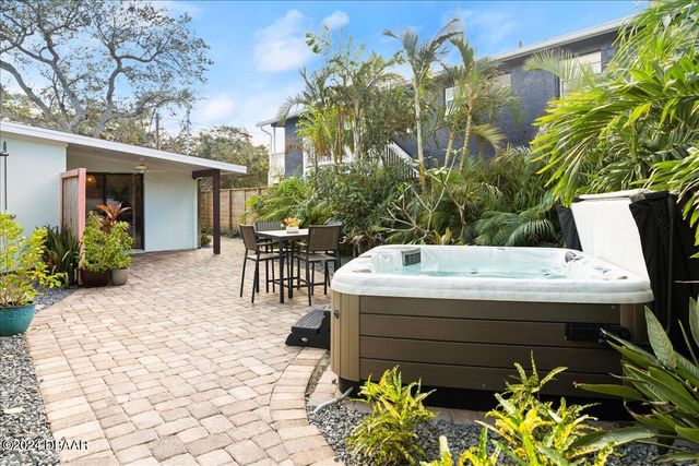 624 S Pine Street, New Smyrna Beach, FL 32169