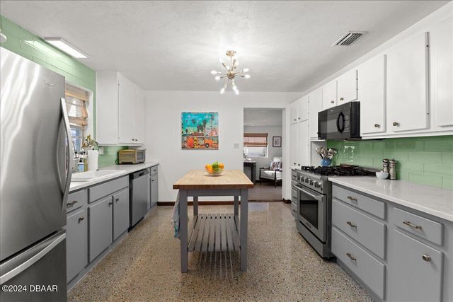 624 S Pine Street, New Smyrna Beach, FL 32169
