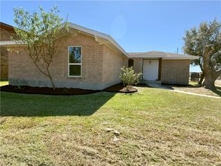 8301 Baylark Dr, Corpus Christi, TX 78412