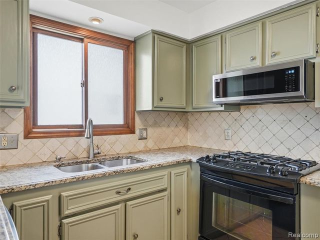 46689 Barbara Drive, Macomb, MI 48044