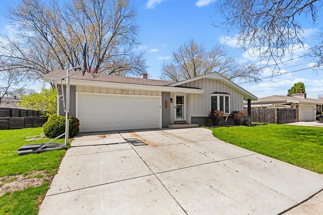 1448 Cottonwood DRIVE, Waukesha, WI 53189