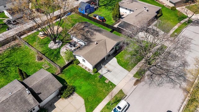 1448 Cottonwood DRIVE, Waukesha, WI 53189