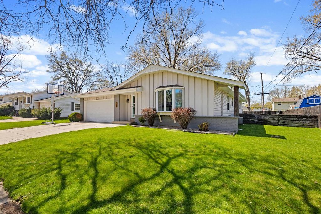 1448 Cottonwood DRIVE, Waukesha, WI 53189