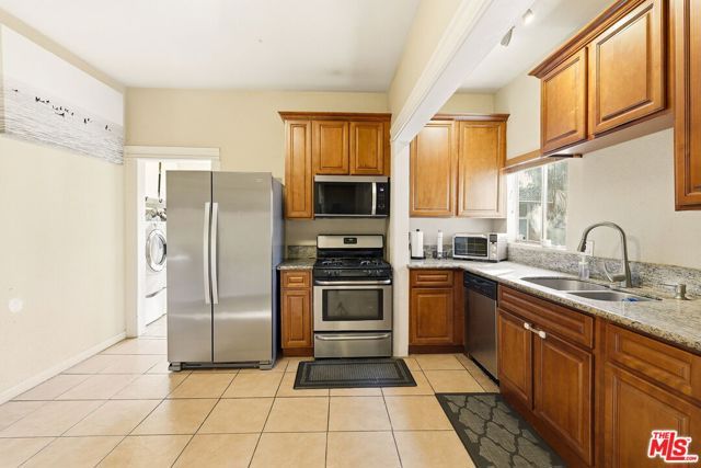 2712 Kenwood Avenue, Los Angeles, CA 90007