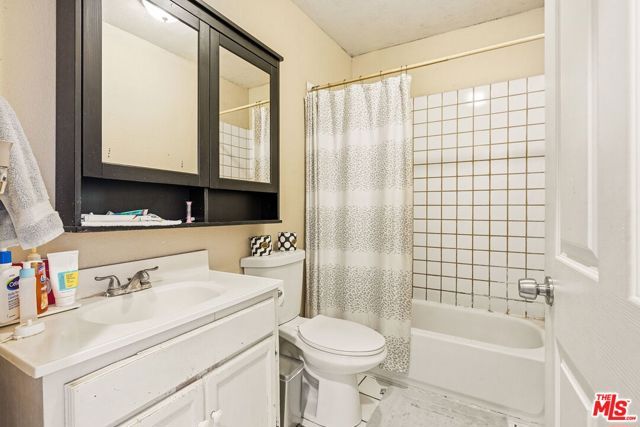 2712 Kenwood Avenue, Los Angeles, CA 90007