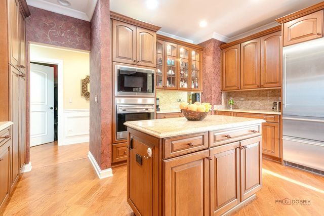 1800 AMBERLEY Court 309, Lake Forest, IL 60045