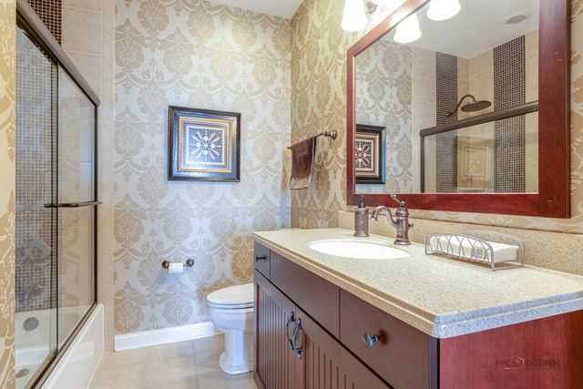 1800 AMBERLEY Court 309, Lake Forest, IL 60045