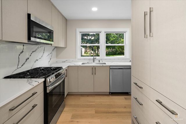 463 Longfellow Avenue, Deerfield, IL 60015
