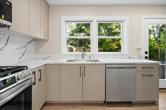 463 Longfellow Avenue, Deerfield, IL 60015