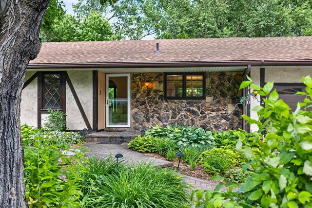 1120 Rockstone Lane, New Brighton, MN 55112