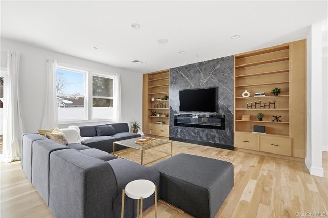 19 Arrow Lane, Hicksville, NY 11801