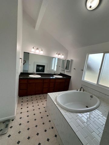911 Toro Ln, Lathrop, CA 95330