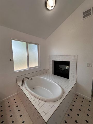 911 Toro Ln, Lathrop, CA 95330