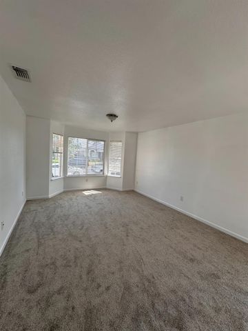 911 Toro Ln, Lathrop, CA 95330