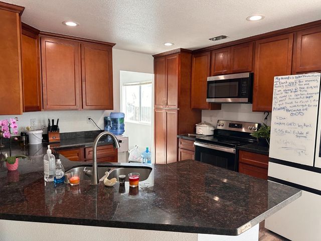 911 Toro Ln, Lathrop, CA 95330