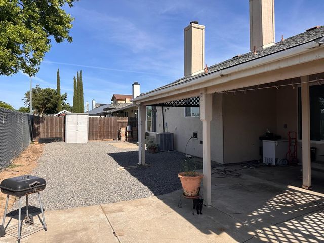 911 Toro Ln, Lathrop, CA 95330