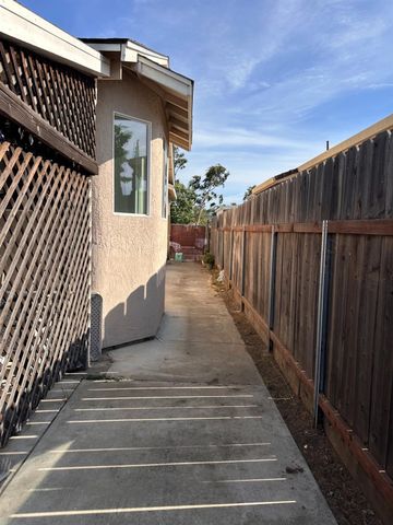 911 Toro Ln, Lathrop, CA 95330