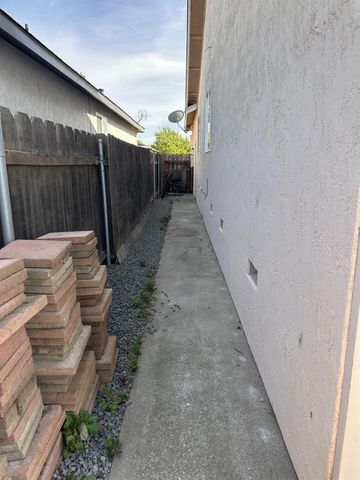 911 Toro Ln, Lathrop, CA 95330