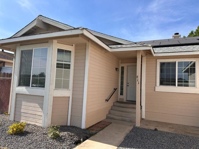 911 Toro Ln, Lathrop, CA 95330