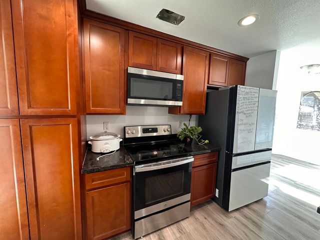911 Toro Ln, Lathrop, CA 95330