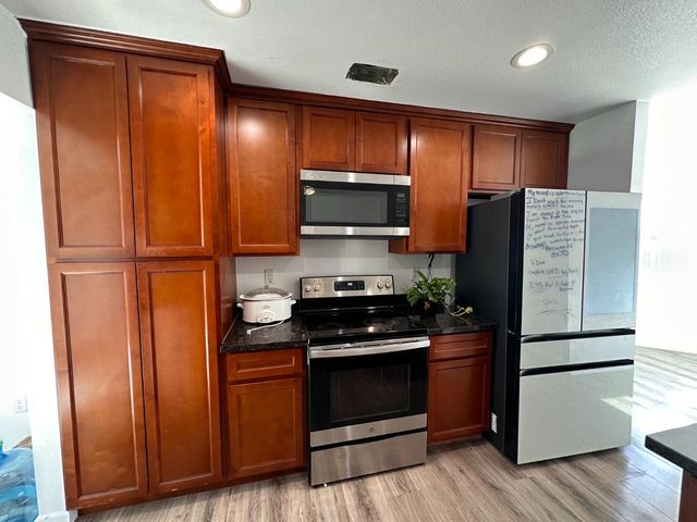 911 Toro Ln, Lathrop, CA 95330