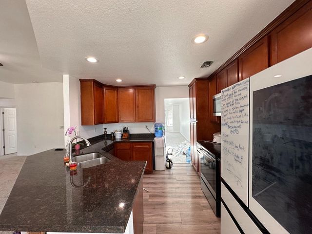 911 Toro Ln, Lathrop, CA 95330