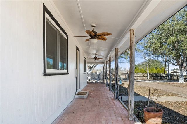 310 & 312 E Sullivan St, Skidmore, TX 78389