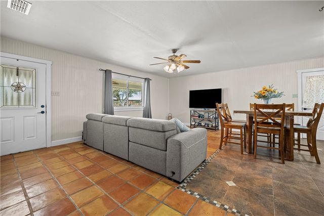 310 & 312 E Sullivan St, Skidmore, TX 78389