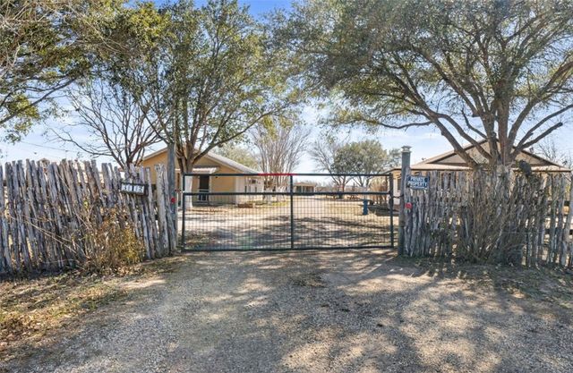 310 & 312 E Sullivan St, Skidmore, TX 78389