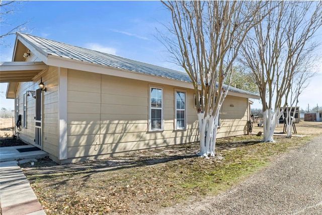310 & 312 E Sullivan St, Skidmore, TX 78389