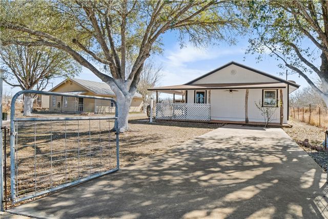 310 & 312 E Sullivan St, Skidmore, TX 78389