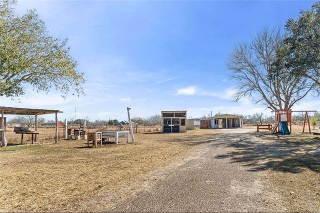 310 & 312 E Sullivan St, Skidmore, TX 78389