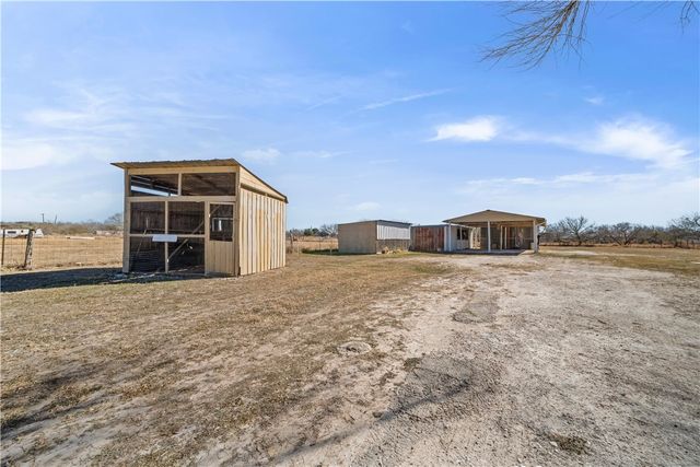 310 & 312 E Sullivan St, Skidmore, TX 78389