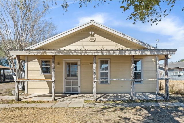 310 & 312 E Sullivan St, Skidmore, TX 78389