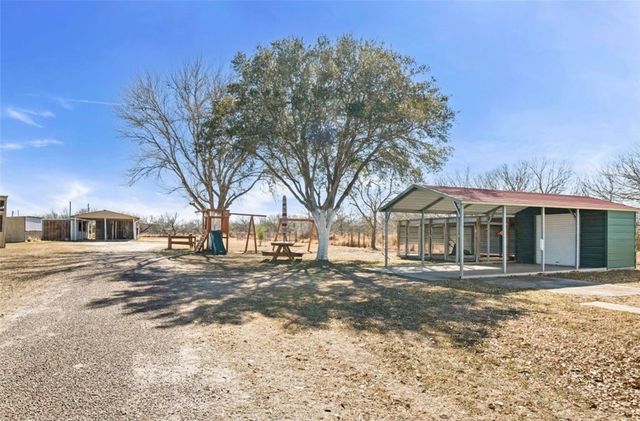 310 & 312 E Sullivan St, Skidmore, TX 78389